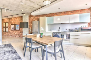 Luxurious Apartment w/ Mountain Views & Parking